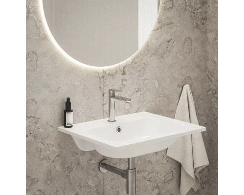 Umyvadlo s baterií a zrcadlem v koupelně