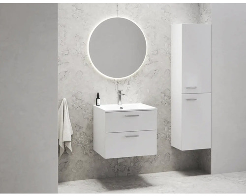 Koupelna s kulatým zrcadlem, skříňkou pod umyvadlo a vysokou skříní