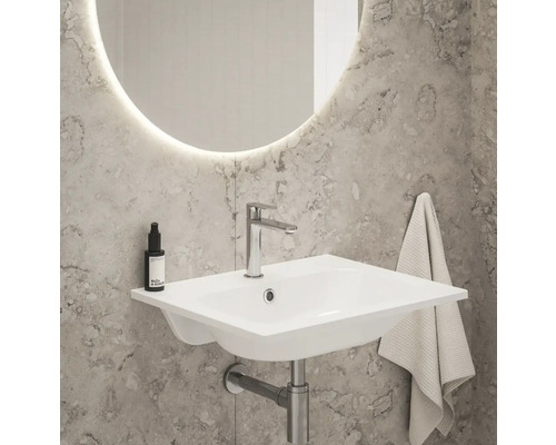 Koupelnové umyvadlo s baterií, ručníkem a zrcadlem