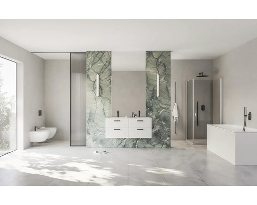 Prostorná koupelna s umyvadlem, zrcadlem, bidetem, toaletou, sprchou a vanou