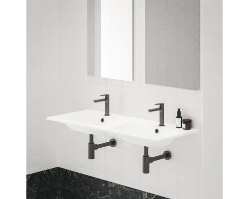 Dvojité umyvadlo s vodovodními bateriemi a zrcadlem v koupelně