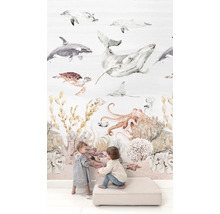 Tapeta s námořnickými motivy, včetně velryb, delfínů, želv, chobotnic a korálů