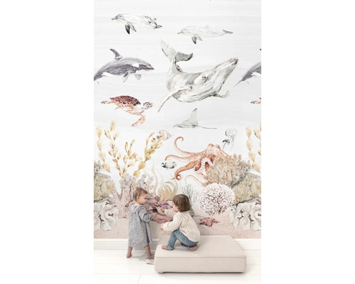 Tapeta s námořnickými motivy, včetně velryb, delfínů, želv, chobotnic a korálů