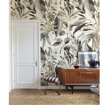 Pokoj s květinovou tapetou, komodou a židlí