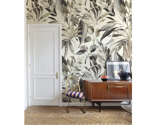 Pokoj s květinovou tapetou, komodou a židlí