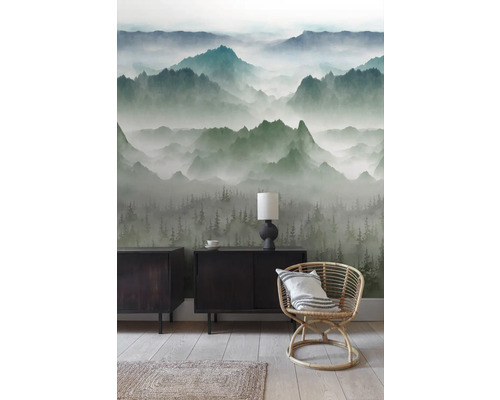 Obývací pokoj s tapetou krajiny, příborníky a ratanovým křeslem