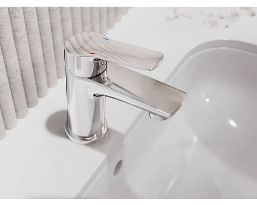 Umyvadlová baterie z kovu na umyvadle