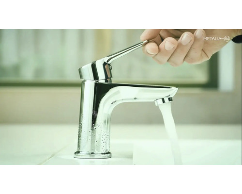 Vodovodní kohoutek s proudem vody