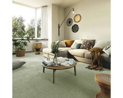 Obývací pokoj s kobercem, pohovkou a dekorativními prvky