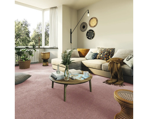 Obývací pokoj s pohovkou, stolem a textilní podlahovou krytinou