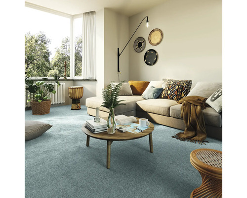 Obývací pokoj s pohovkou, stolem a kobercem