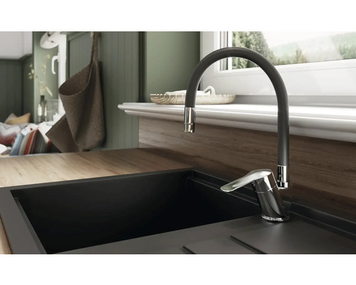 Kuchyňská scéna s dřezovou baterií a umyvadlem