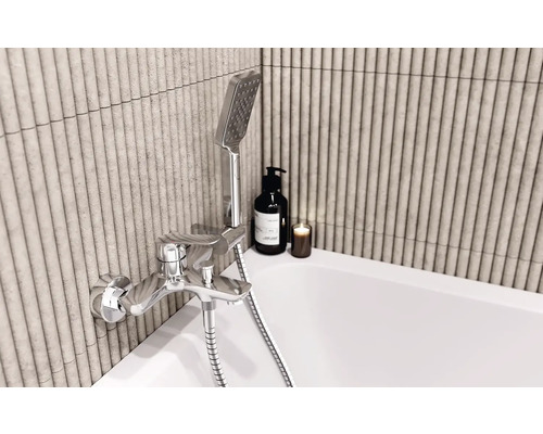 Vana s baterií, sprchovou hlavicí, mýdlem a svíčkou