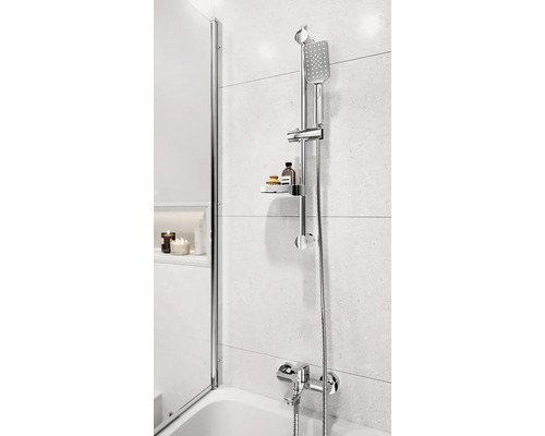 Sprcha se sprchovou tyčí, sprchovou hlavicí a poličkou v koupelně