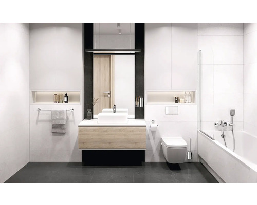 Koupelna s vanou, umyvadlem, zrcadlem, toaletou a bílými obkladačkami