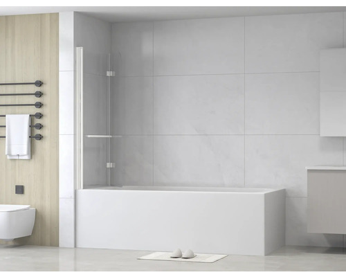 Moderní koupelna s vanou, sprchovou zástěnou a topným žebříkem pro ručníky pro světlou a organizovanou atmosféru