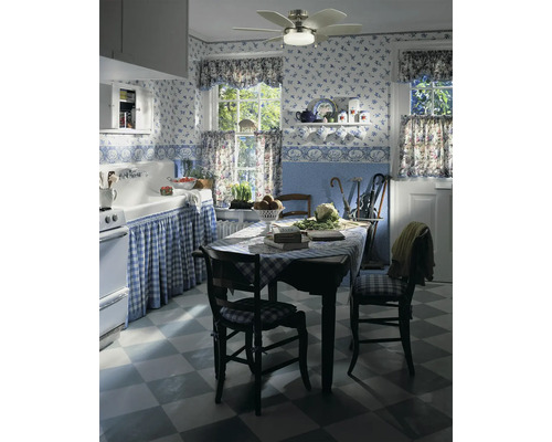 Kuchyňská scéna se stolem, židlemi, stropním ventilátorem a květinovým dekorem