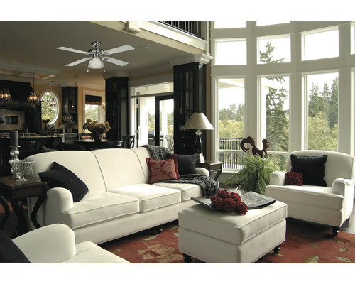 Světlý obývací pokoj se stropním ventilátorem, pohovkou a křesly