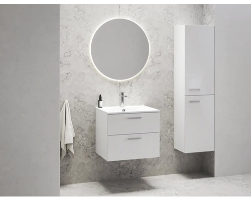 Moderní koupelna s bílou skříňkou pod umyvadlo, zrcadlem a vysokou skříní