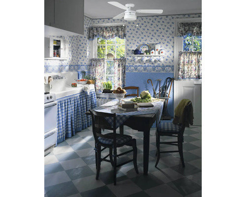 Kuchyně s květinovou tapetou, kostkovanými textiliemi a stropním ventilátorem