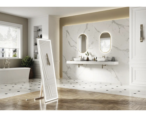 Světlá koupelna s vanou, dvojitým umyvadlem a osvětleným zrcadlem