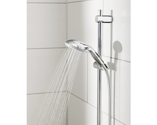 Sprchová tyč s ruční sprchou v koupelně s tekoucí vodou