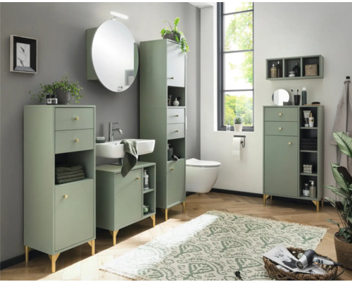 Koupelna s umyvadlem, zrcadlem, koupelnovými skříňkami a toaletou ve světlém a uspořádaném stylu.