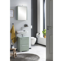 Světlá koupelna s umyvadlem, zrcadlovou skříňkou a toaletou.