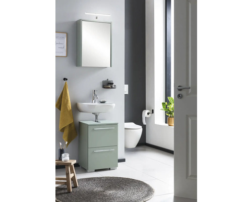 Světlá koupelna s umyvadlem, zrcadlovou skříňkou a toaletou.