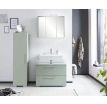 Moderní koupelna s umyvadlem, zrcadlovou skříňkou a vysokou skříní pro světlou a uspořádanou atmosféru.