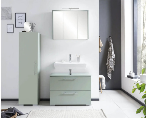 Moderní koupelna s umyvadlem, zrcadlovou skříňkou a vysokou skříní pro světlou a uspořádanou atmosféru.