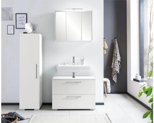 Koupelnová scéna s bílou skříňkou pod umyvadlo, zrcadlovou skříňkou a vysokou skříňkou pro světlé a uspořádané prostředí