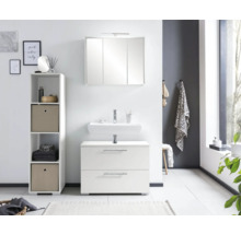 Moderní koupelna s umyvadlovou skříňkou, zrcadlovou skříňkou a regálem