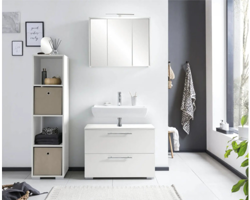 Moderní koupelna s umyvadlovou skříňkou, zrcadlovou skříňkou a regálem