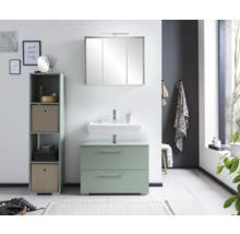 Koupelna s umyvadlem, spodní skříňkou, zrcadlovou skříňkou a policí