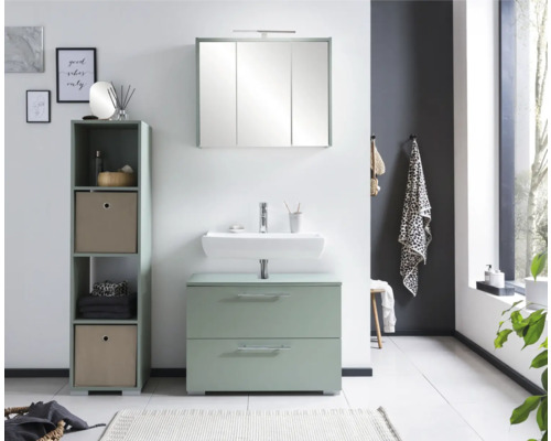 Koupelna s umyvadlem, spodní skříňkou, zrcadlovou skříňkou a policí