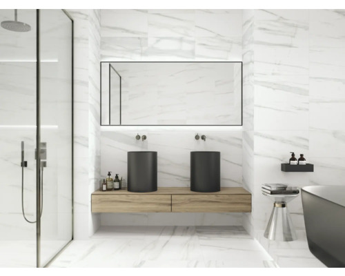 Moderní koupelna se sprchou, dvojitým umyvadlem, zrcadlem a mramorovými dlaždicemi