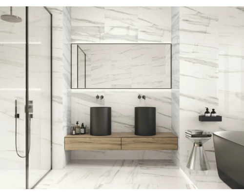 Světlá koupelna s mramorovými obklady, sprchou, dvěma umyvadly a zrcadlem