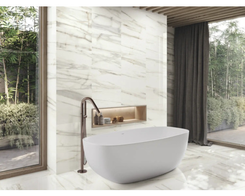 Koupelna s volně stojící vanou, mramorovými obklady a oknem