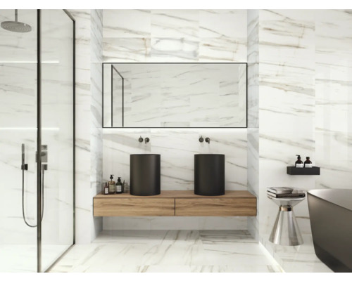 Světlá koupelna se sprchou, umyvadlem se dvěma umyvadly na desku a zrcadlem