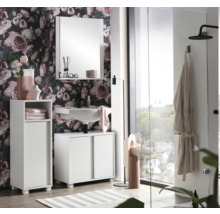 Moderní koupelna s umyvadlem, zrcadlem, koupelnovým nábytkem a květinovou tapetou