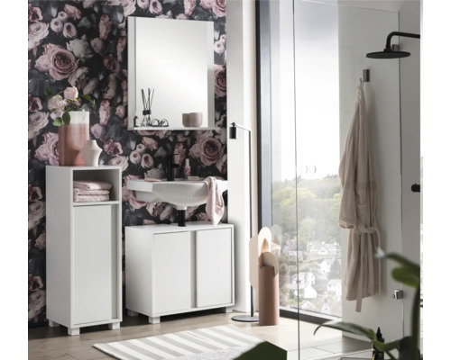 Moderní koupelna s umyvadlem, zrcadlem, koupelnovým nábytkem a květinovou tapetou