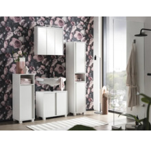 Moderní koupelna s bílým nábytkem, umyvadlem, zrcadlovou skříňkou a květinovou tapetou