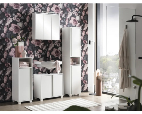 Moderní koupelna s bílým nábytkem, umyvadlem, zrcadlovou skříňkou a květinovou tapetou