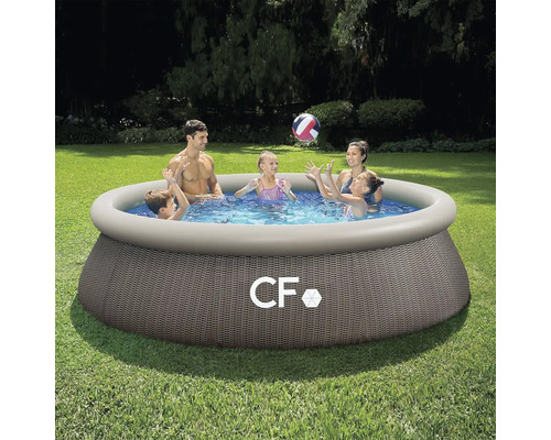 Nafukovací bazén s rodinou na zahradě