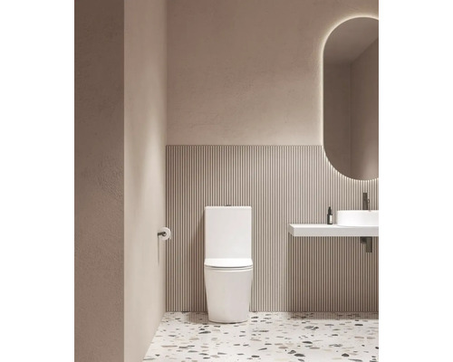 Moderní koupelna s toaletou, umyvadlem a zrcadlem