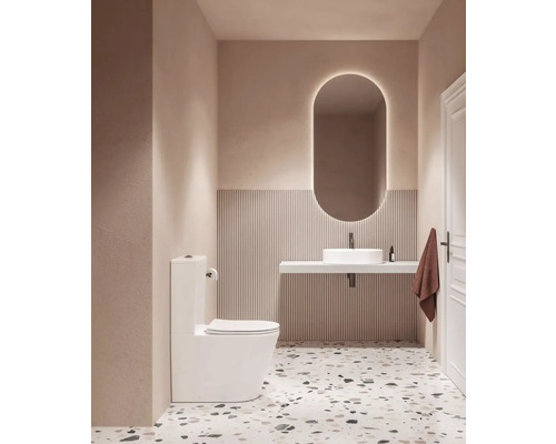 Moderní koupelna s toaletou, umyvadlem a zrcadlem