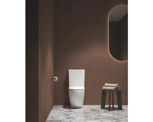 Moderní koupelna s toaletou, zrcadlem a stoličkou