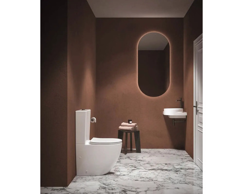 Moderní koupelna s toaletou, umyvadlem a osvětleným zrcadlem