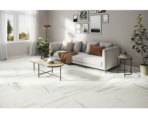 Světlý obývací pokoj s dlažbou vzhledu mramoru, pohovkou, stolem a dekorací